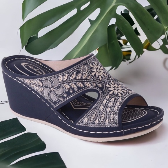 Size 11 Italina Black Floral Rhinestone Peep Toe Wedge Platform Sandal - Picture 13 of 13